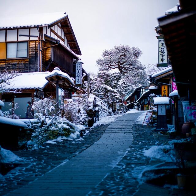 Le magnifique village de Magome sous la neige ! C’est marrant car quand je vous poste ça je suis au Vietnam (@jordy.unchained) et j’ai tout sauf envie d’être au Japon en hiver 🤣✌️

#magome #nakasendo #japan #japanwinter #winterwonderland